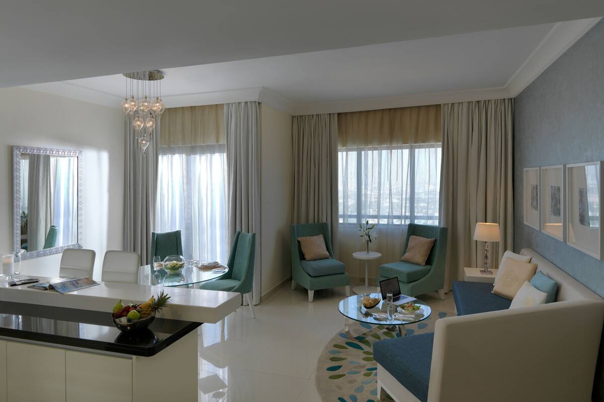 Suite, 3 Bedrooms City View | リビング エリア | 32 インチの液晶テレビ (ケーブル放送視聴可)、テレビ