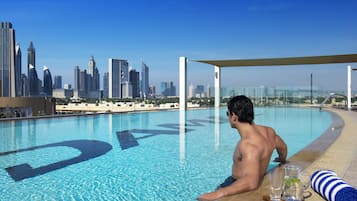 Utendørsbasseng og solsenger