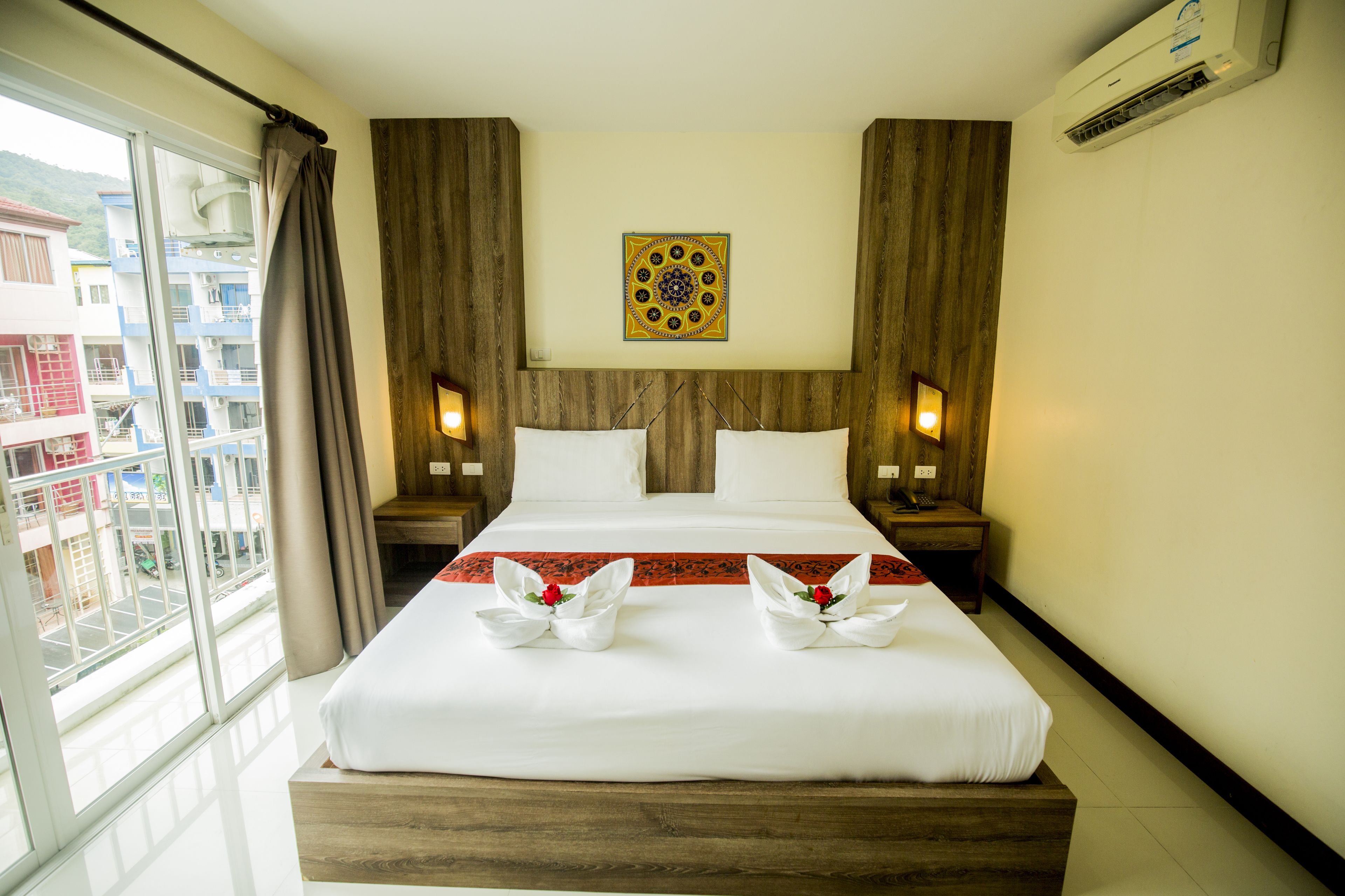 deluxe double room | minibar, in-room safe, desk, blackout curtains