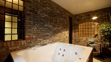 プレミアム ルーム (Jacuzzi) | バスルーム | デザイナーバスアメニティ、ヘアドライヤー、バスローブ、ビデ