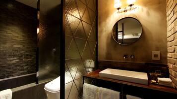 Suite (check-in after 4 pm) | Badkamer | Designer toiletartikelen, een haardroger, badjassen, een bidet