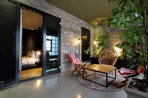 스위트 (16:00 체크인 / 어린이 포함 최대 2명) | 이집트산 면 시트, 오리/거위털 이불, 메모리폼 침대, 무료 미니바