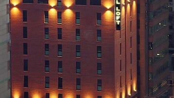 Fassade der Unterkunft – Abend/Nacht