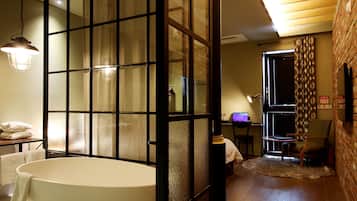 スーペリア ダブルルーム (Bathtub or shower depend on room type) | エジプト綿のシーツ、羽毛の掛け布団、低反発ベッド、ミニバー (無料)