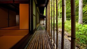A traditional Japanese room with tatami flooring and sliding doors. - Yufuin Gettouan (Yufu)