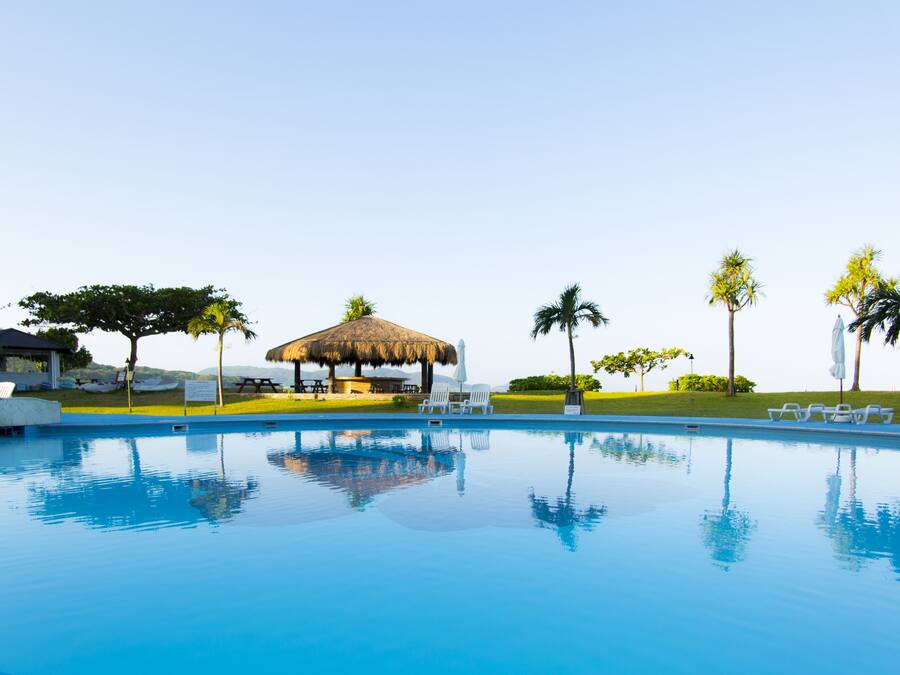 Una piscina al aire libre de temporada