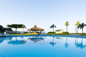 Una piscina al aire libre de temporada