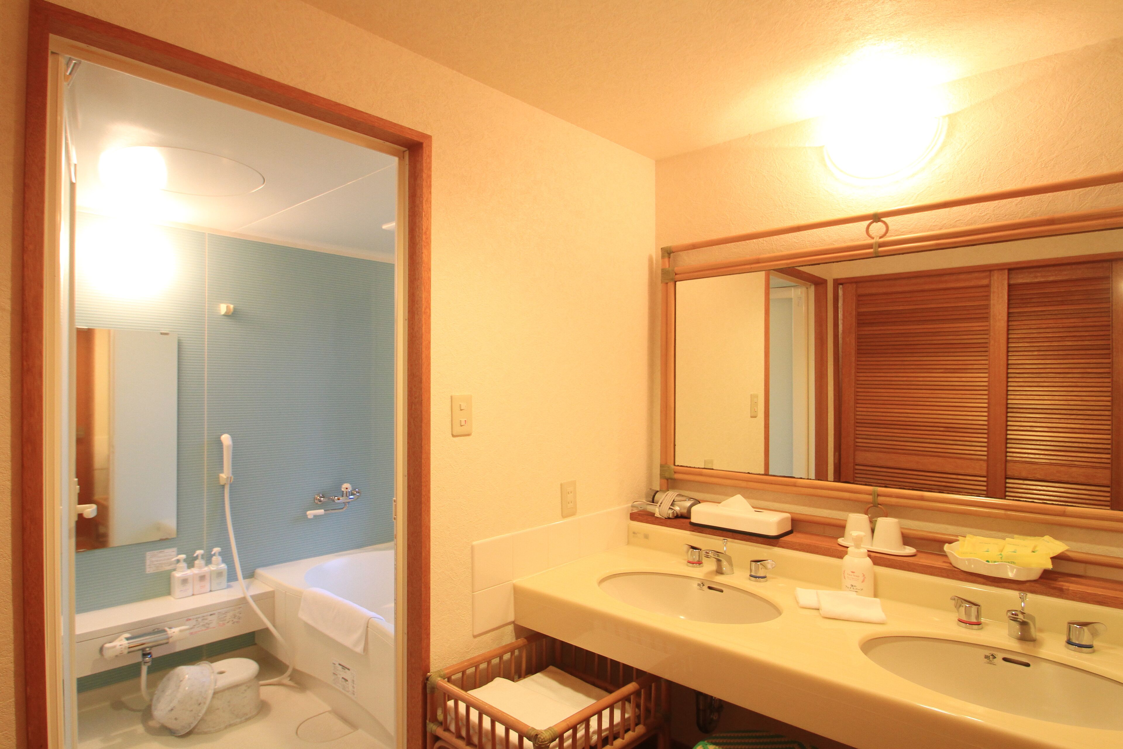 combined shower/bathtub, rainfall showerhead, free toiletries