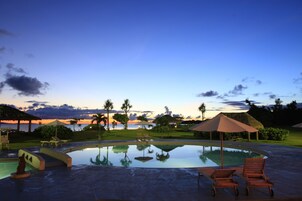 Una piscina al aire libre de temporada