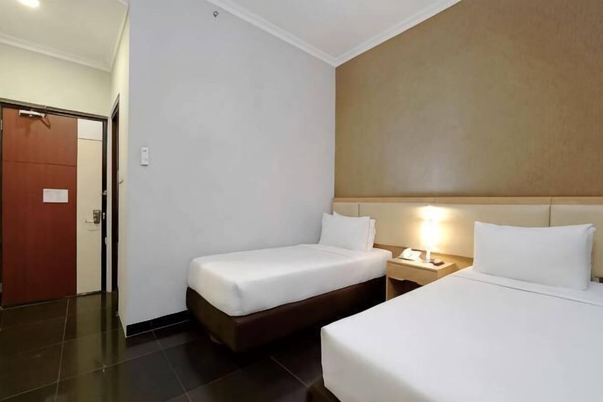 Minibar, caja de seguridad en la habitación y escritorio
