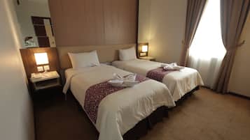 Deluxe Twin Room | Minibar, in-room safe, desk, soundproofing