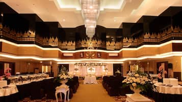 Breakfast, lunch, dinner served; international cuisine