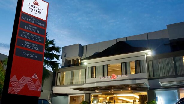 Un hôtel dont l’enseigne indique qu’il propose divers services, notamment un restaurant, un salon, une salle de bal, un bar karaoké et un spa.