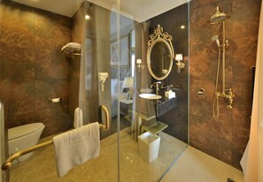 Shower, free toiletries, hair dryer, slippers - Amaroossa Royal Bogor (Bogor)