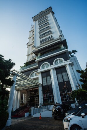 Vista frontal de la propiedad