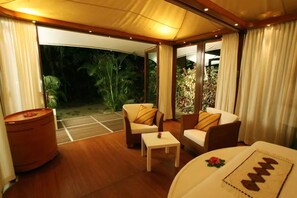 Bungalow, puutarha-alue | Pillowtop-patjalliset sängyt, tallelokero huoneessa, työpöytä