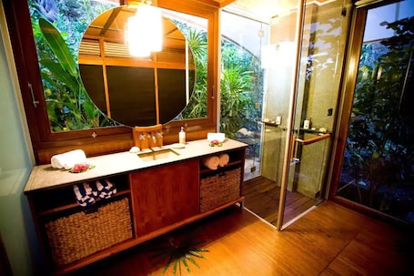 Bungalow, zum Garten hin | Badezimmer | Dusche, Regendusche, kostenlose Toilettenartikel, Haartrockner. The Fiji Orchid
