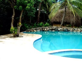 室外游泳池，池畔遮阳伞，日光浴躺椅