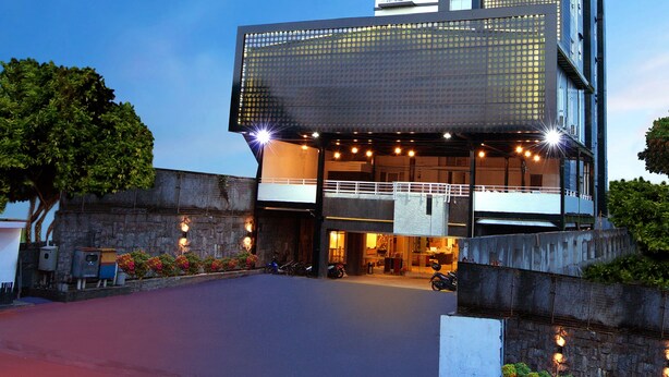 Un hotel moderno con un letrero llamativo que dice "HOTEL ALIBOBO".