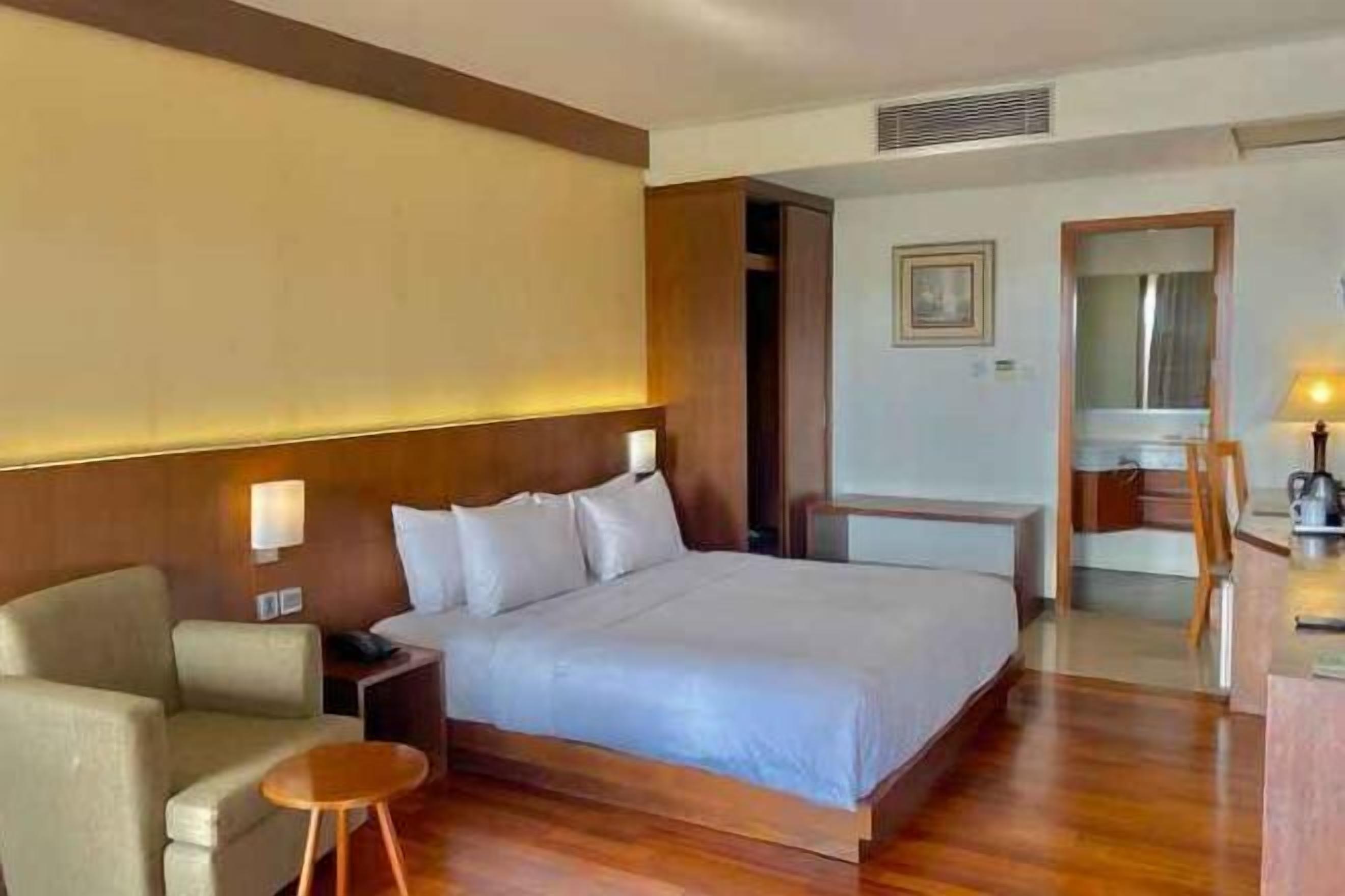 Minibar, in-room safe, desk, free WiFi