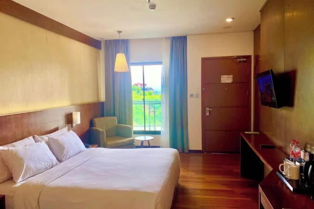 In-room safe, desk, free WiFi, bed sheets