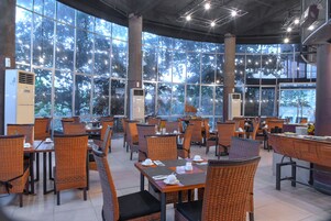 Café da manhã, almoço e jantar; culinária internacional 