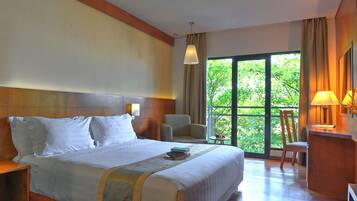 Deluxe King with Balcony | In-room safe, desk, free WiFi, bed sheets