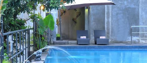 Una piscina al aire libre