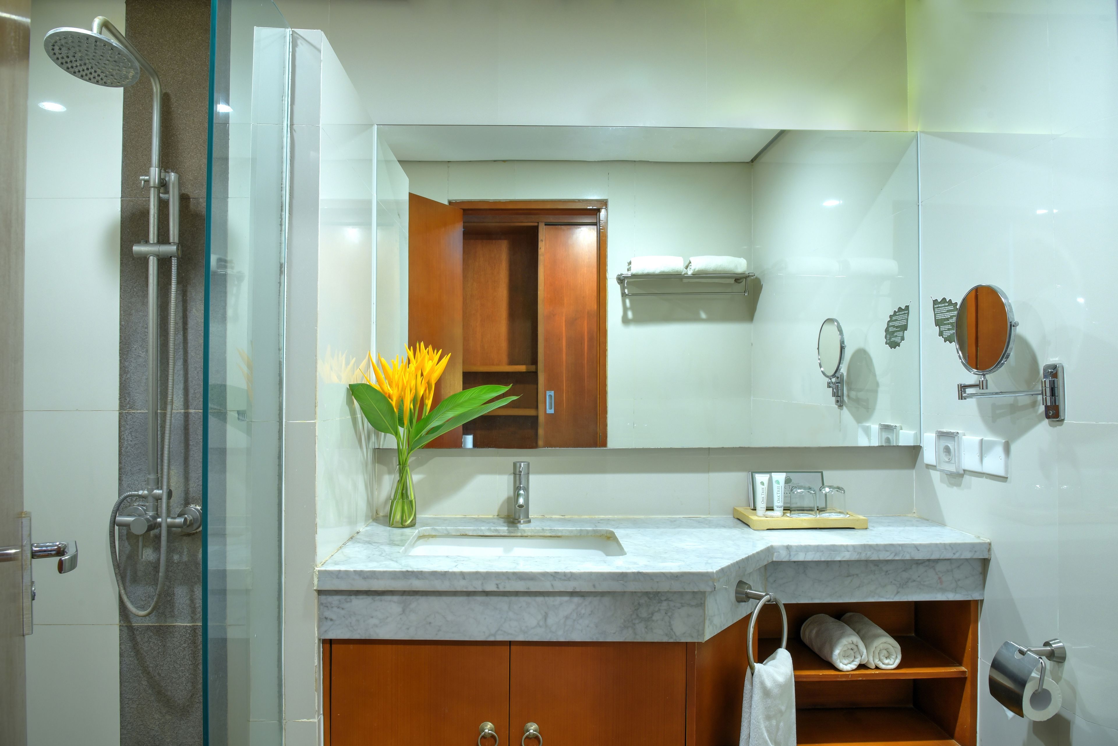 Superior King | Bathroom | Shower, free toiletries, hair dryer (on request), slippers