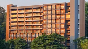 A multi-story hotel with a modern design, featuring balconies on each floor. - Oak Tree Emerald Hotel & Conventions Semarang (Semarang)