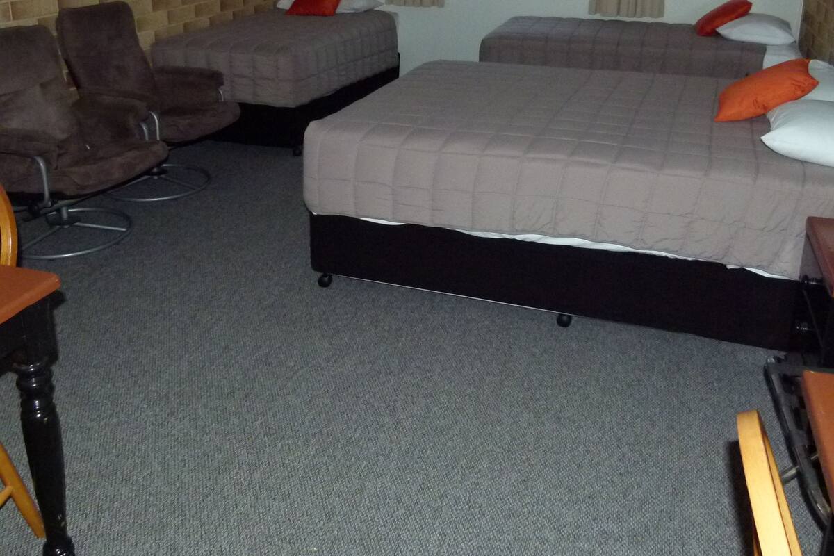 Iron/ironing board, free WiFi, bed sheets