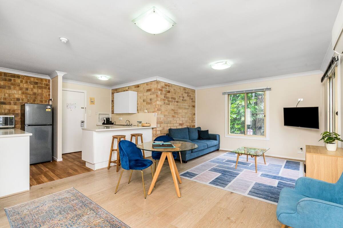 Un espacio habitable moderno con cocina, comedor y zona de estar.