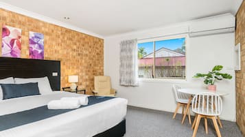 Zimmer, 1 King-Bett | 1 Schlafzimmer, Bügeleisen/Bügelbrett, kostenloses WLAN, Bettwäsche