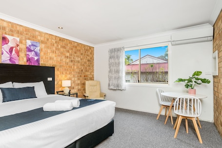 King Room | 1 bedroom, iron/ironing board, free WiFi, bed sheets