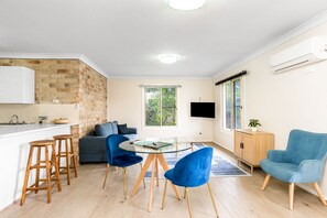 A modern living space with a kitchen, dining area, and seating. - Lismore Wilson Motel (Lismore)