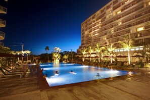 Indoor pool, seasonal outdoor pool, pool loungers - Hotel Mahaina Wellness Resort Okinawa (Motobu)