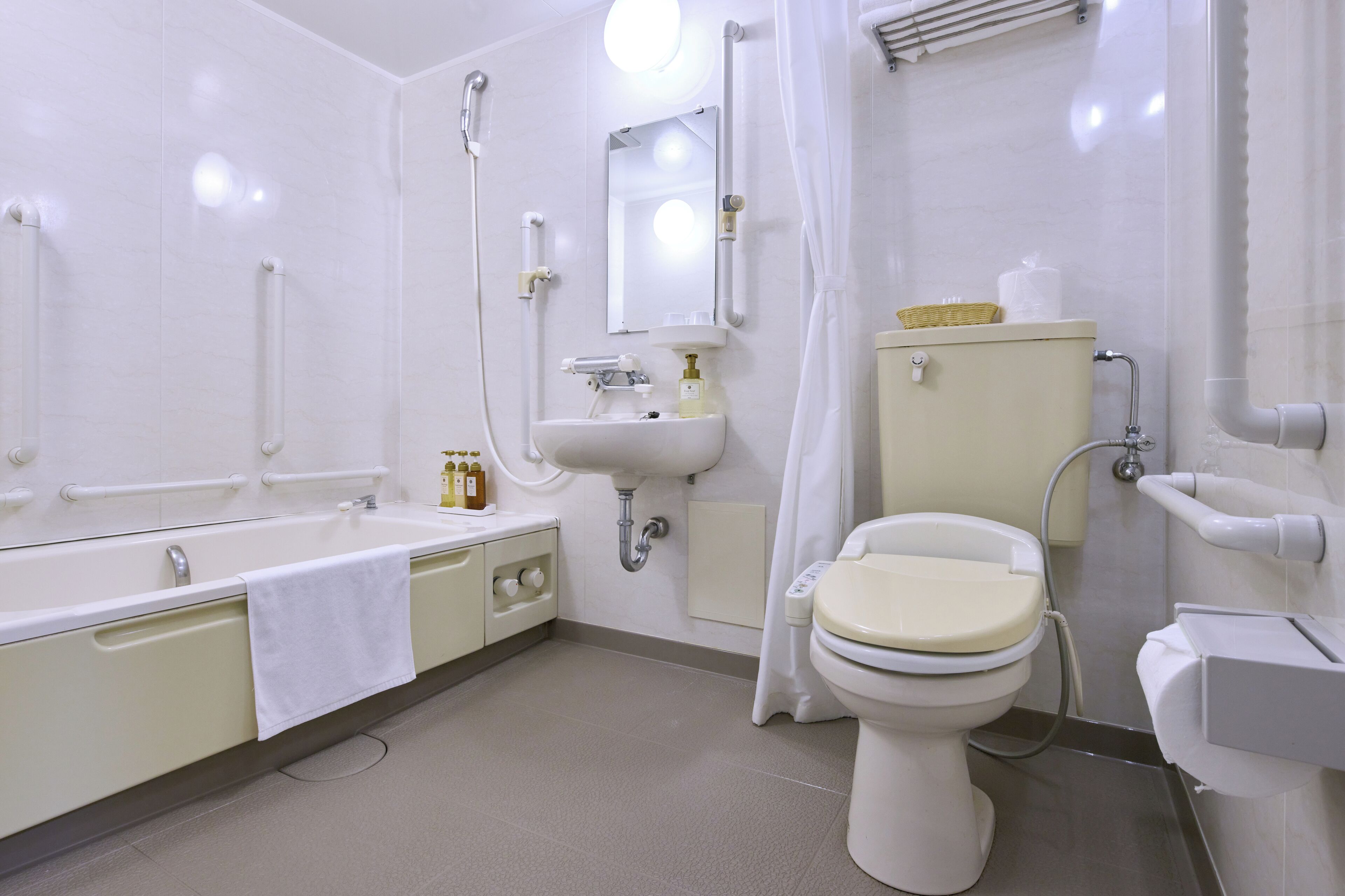 combined shower/bathtub, deep-soaking bathtub, free toiletries