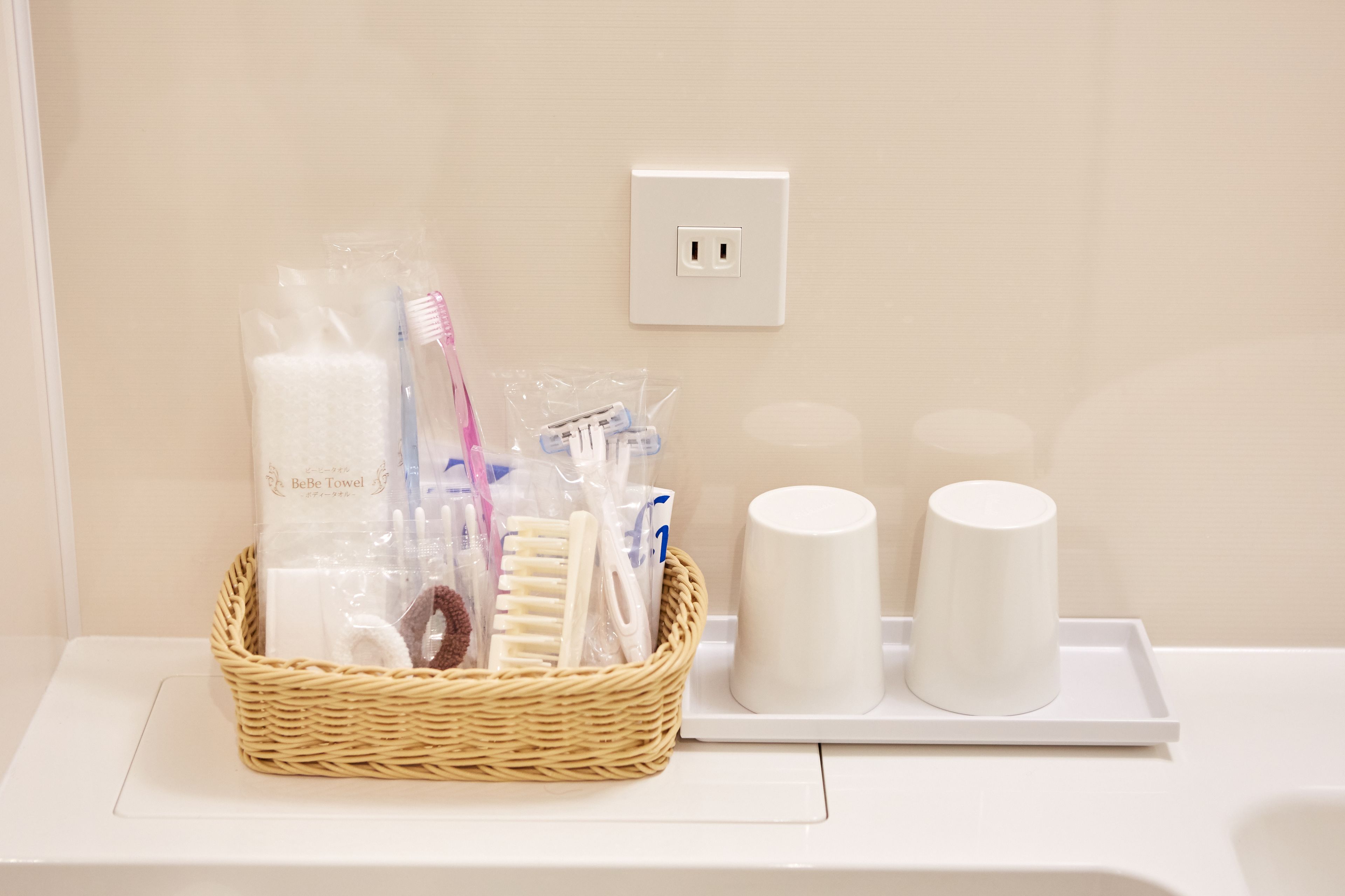 combined shower/bathtub, deep-soaking bathtub, free toiletries