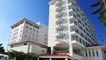 Vista frontal de la propiedad