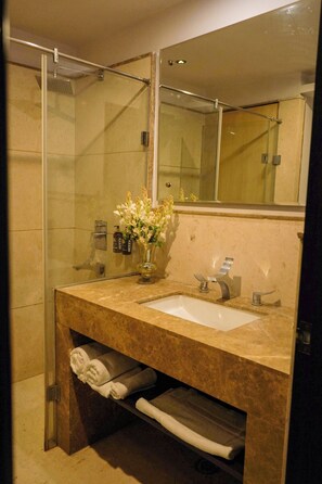 Shower, rainfall showerhead, free toiletries, hair dryer - TreeHouse Queens Pearl (Gurugram)