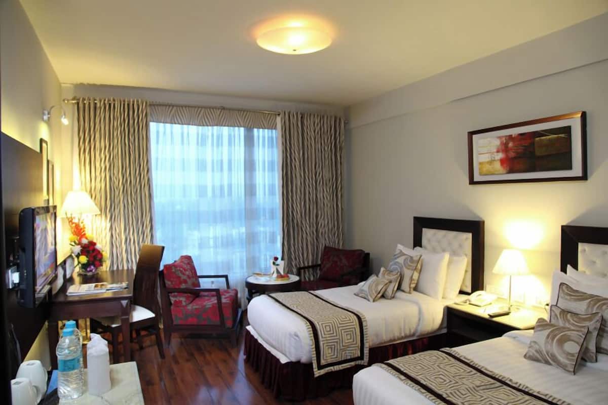 Deluxe Twin Room | Peralatan tempat tidur premium, gebar bulu kapas, peti besi dalam bilik