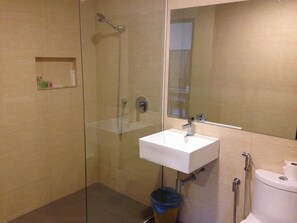 Shower, towels - Century Hotel (Kota Kinabalu)