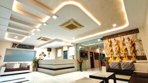 Lobby sitting area - Hotel Karan Vilas (Agra)