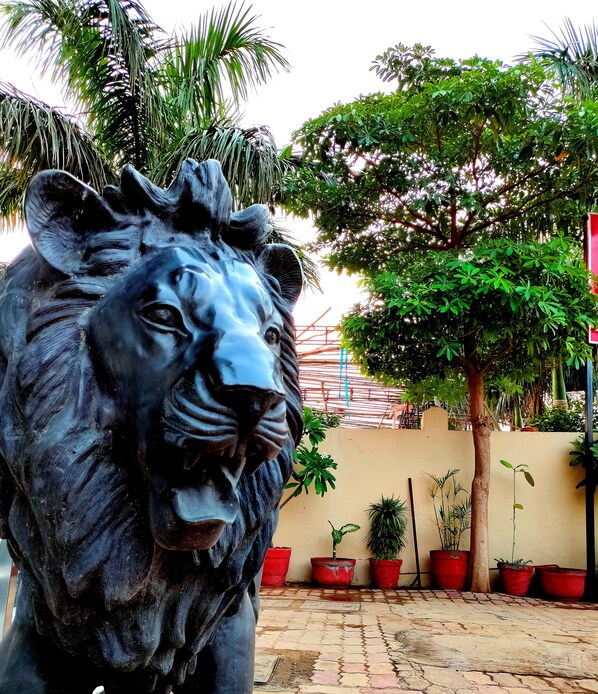 Courtyard - Hotel Karan Vilas (Agra)