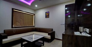 Minibar, blackout curtains, soundproofing, iron/ironing board - Hotel Karan Vilas (Agra)