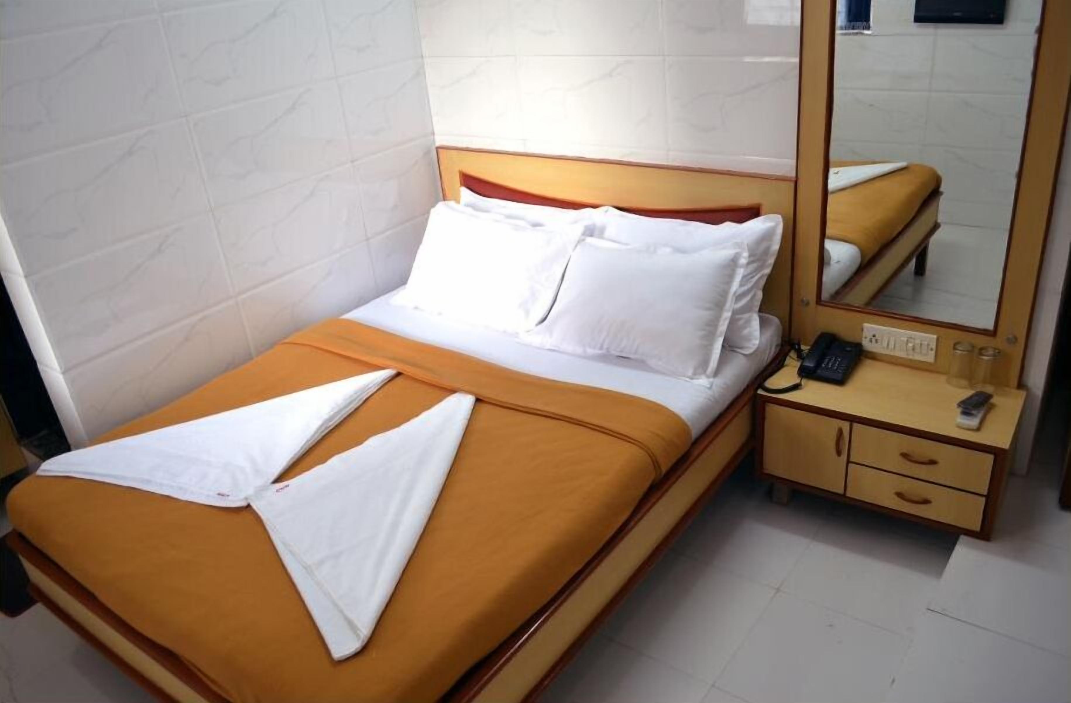Desk, rollaway beds, free WiFi