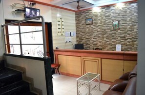 Reception - Hotel New Deepak (Mumbai)