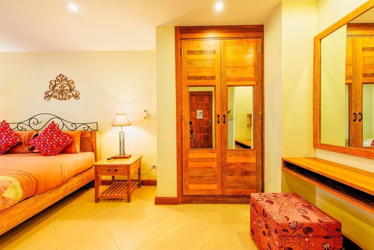 family room | in-room safe, blackout curtains, rollaway beds, free wifi