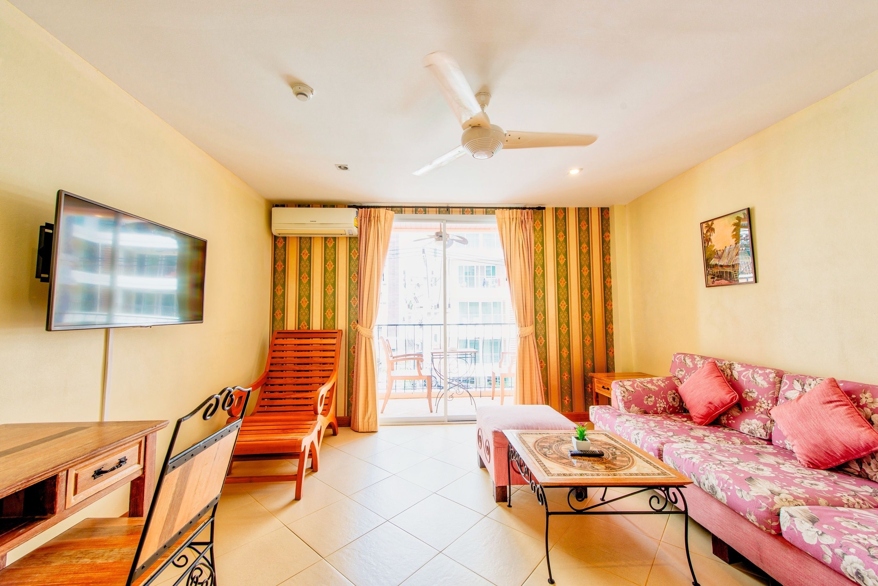 deluxe room | living room | lcd tv