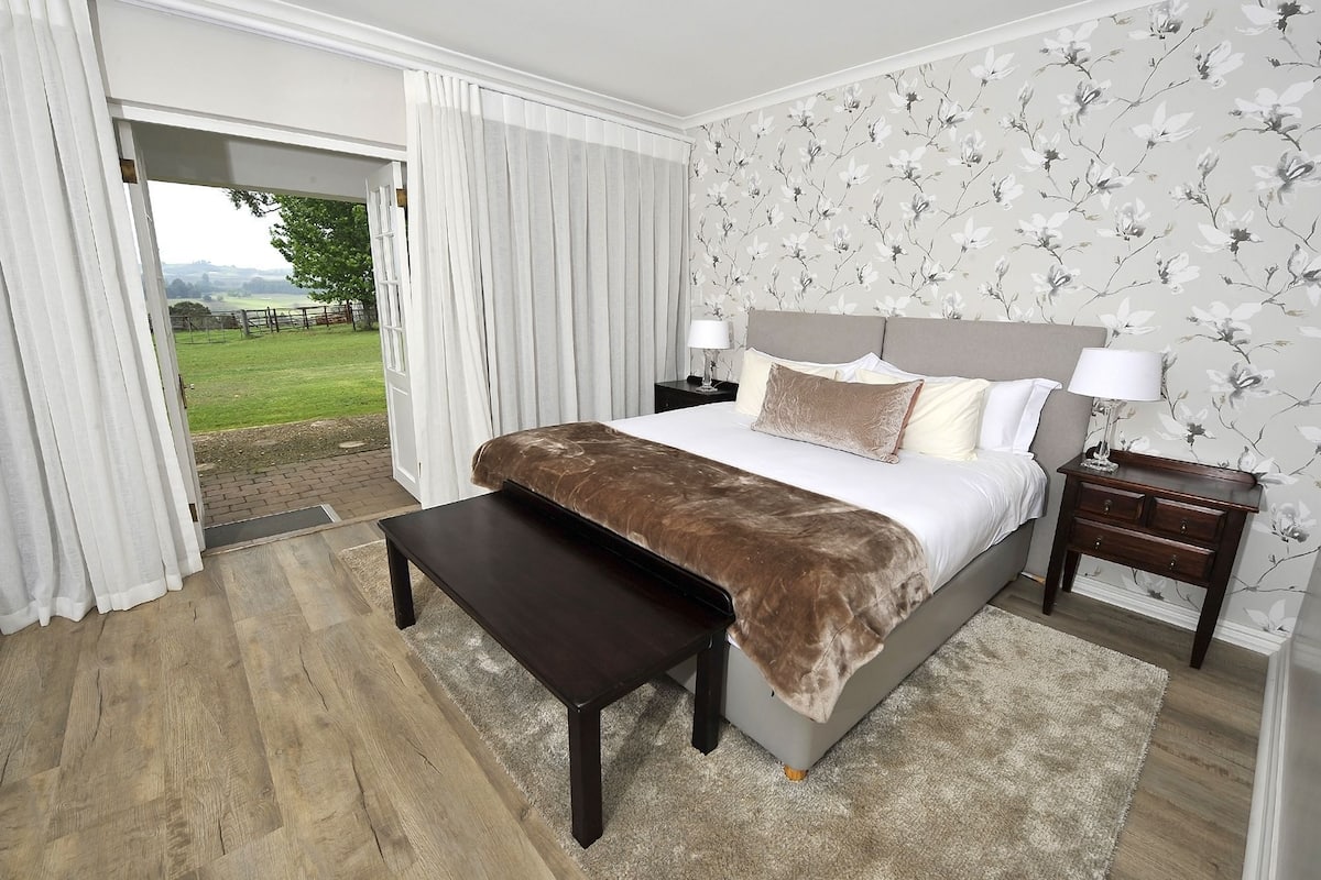 Premium bedding, in-room safe, desk, blackout drapes
